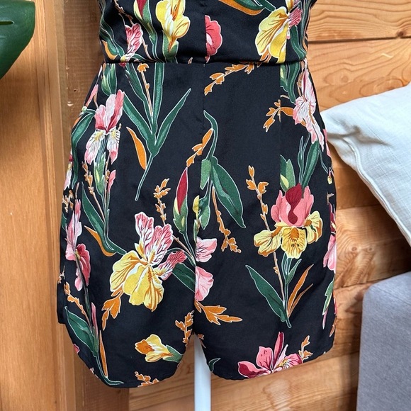 HAYDEN LA Black Floral Print Keyhole Halter Neck Shorts Romper Womens size Small - Picture 5 of 10